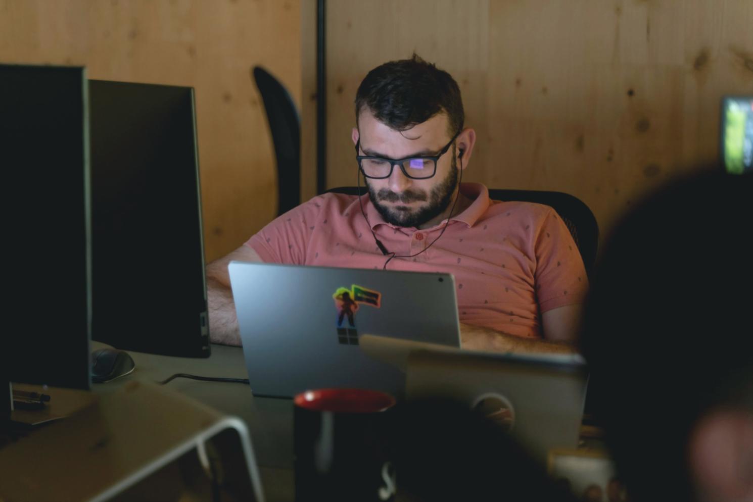 Professionnel analysant des données budgétaires sur ordinateur